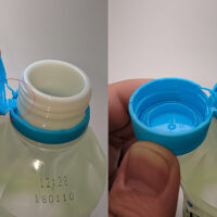 ペットボトルに付いたヒンジキャップ