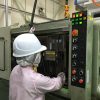 女性の成形・型替え作業中
