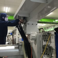 成形技能者と機械