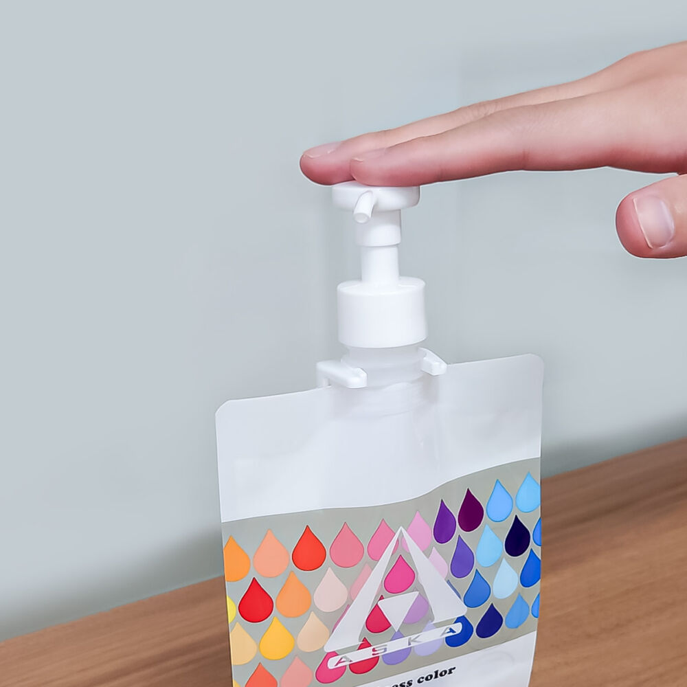 ポンプを接続したスパウトパウチと専用スタンドホルダー