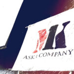 MKの旗と成果発表会の会場