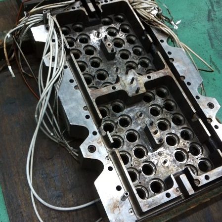 メンテナンス中の金型