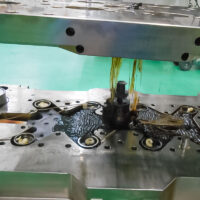 ホットランナー金型を開いたところ