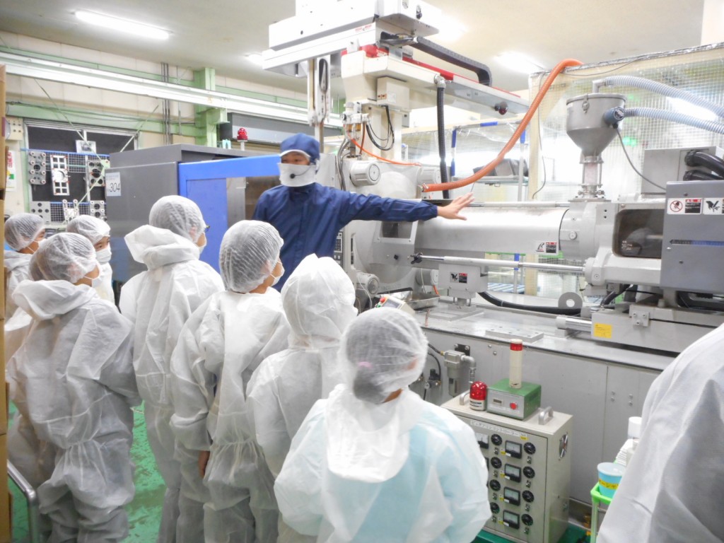 東北工場の成形工場見学