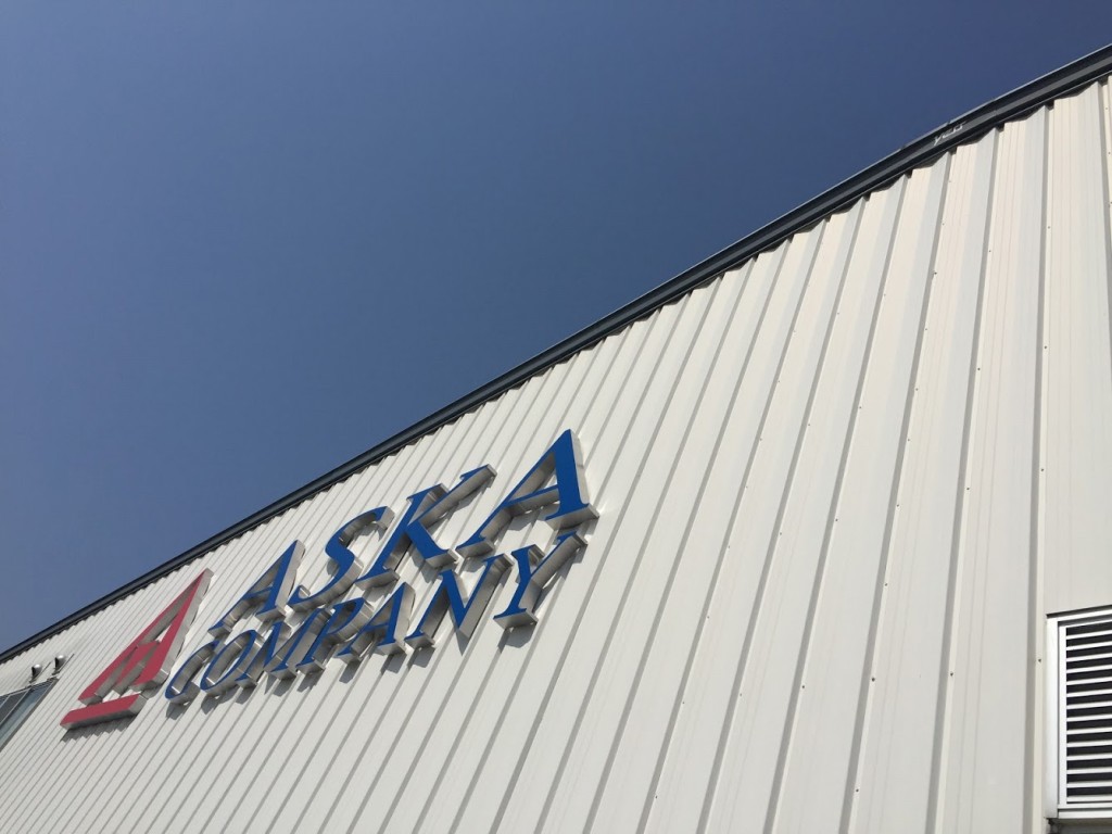 アスカカンパニーSサイトの背面のロゴ