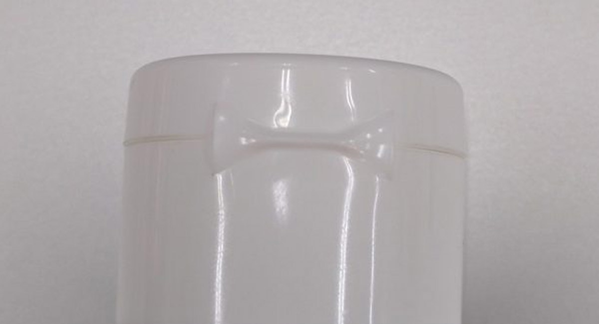 背面から見たバタフライヒンジキャップ