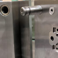 ヒンジ部分のみの金型