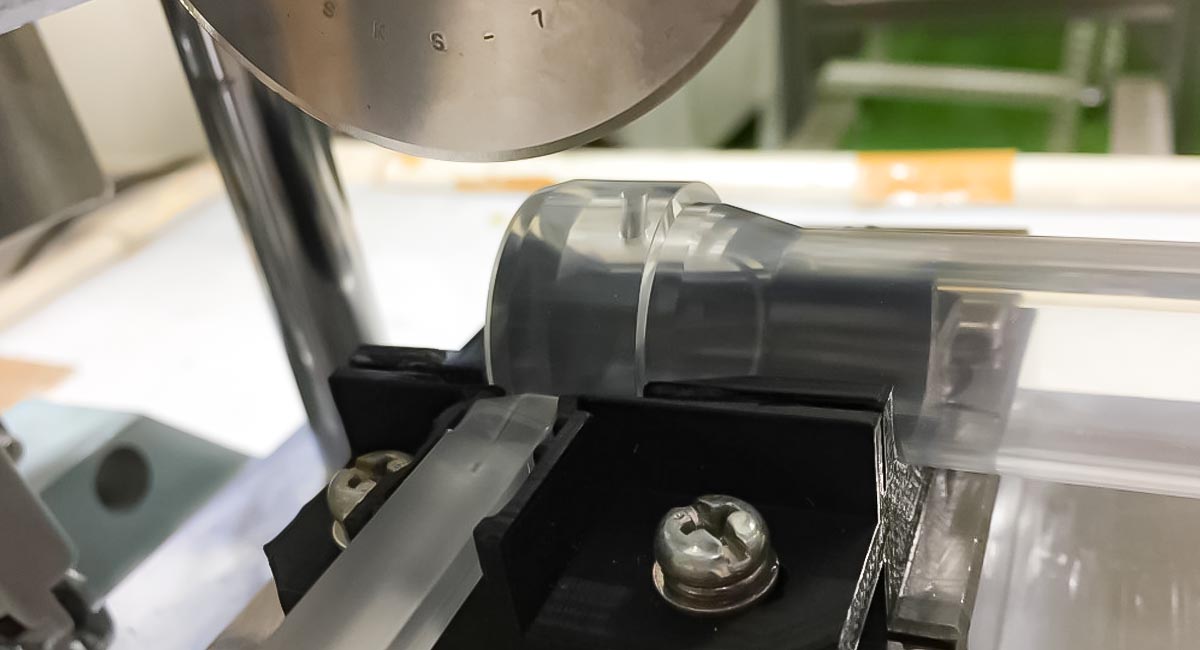 カット位置を横から撮影