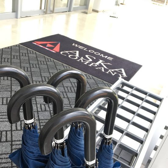 傘の柄もピシッと同じ向きで揃えてお出迎え。