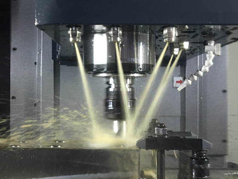 マシニングセンタのホール開け作業