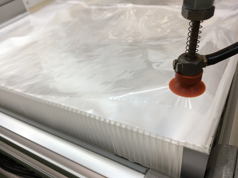 フィルムを吸着している