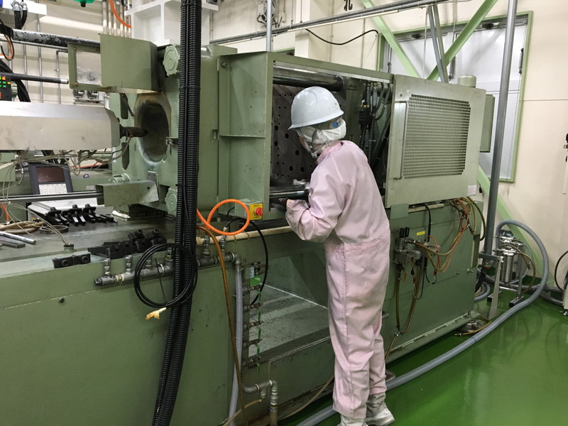 女性も型替え、成形機に取り付け作業