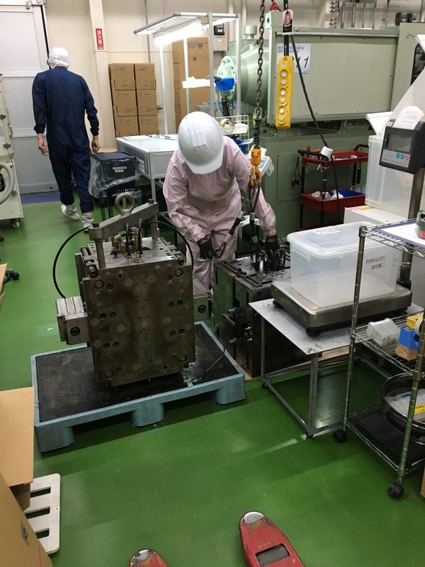 女性も型替え、金型吊り作業