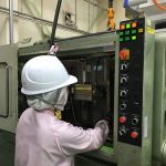 女性の成形・型替え作業中