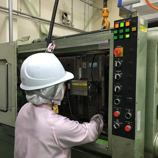 女性も型替え、型厚調整作業