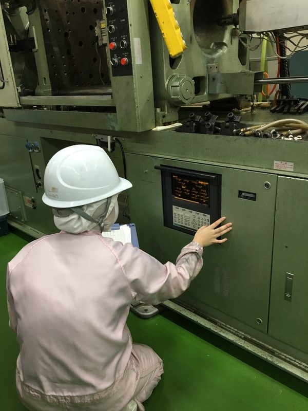 女性も成形作業、成形条件設定