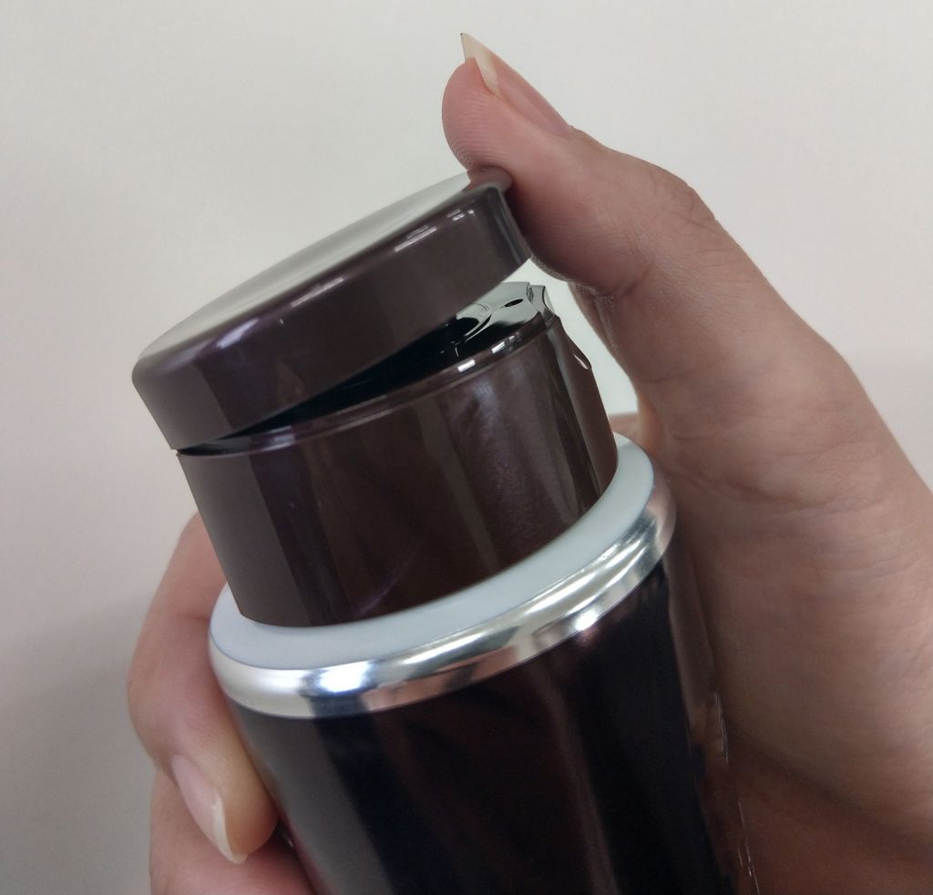 ヒンジキャップの開け閉め