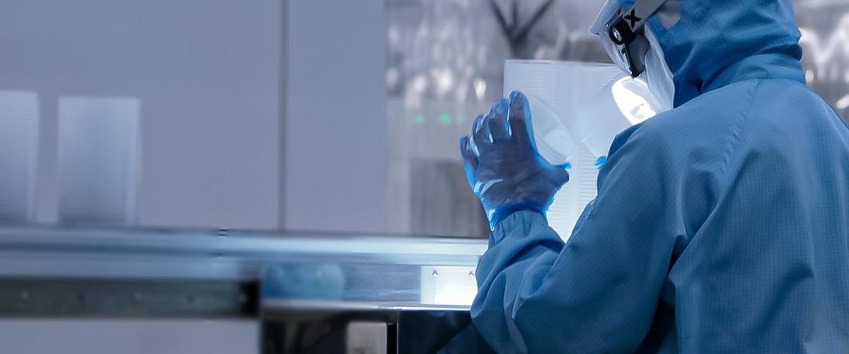 人力で製品の検査を行っている