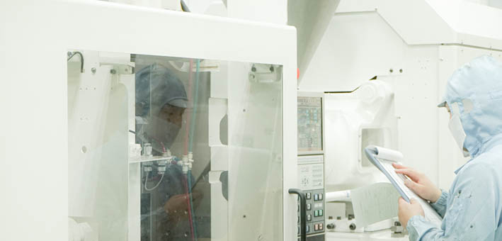 射出成形機の調整を行う