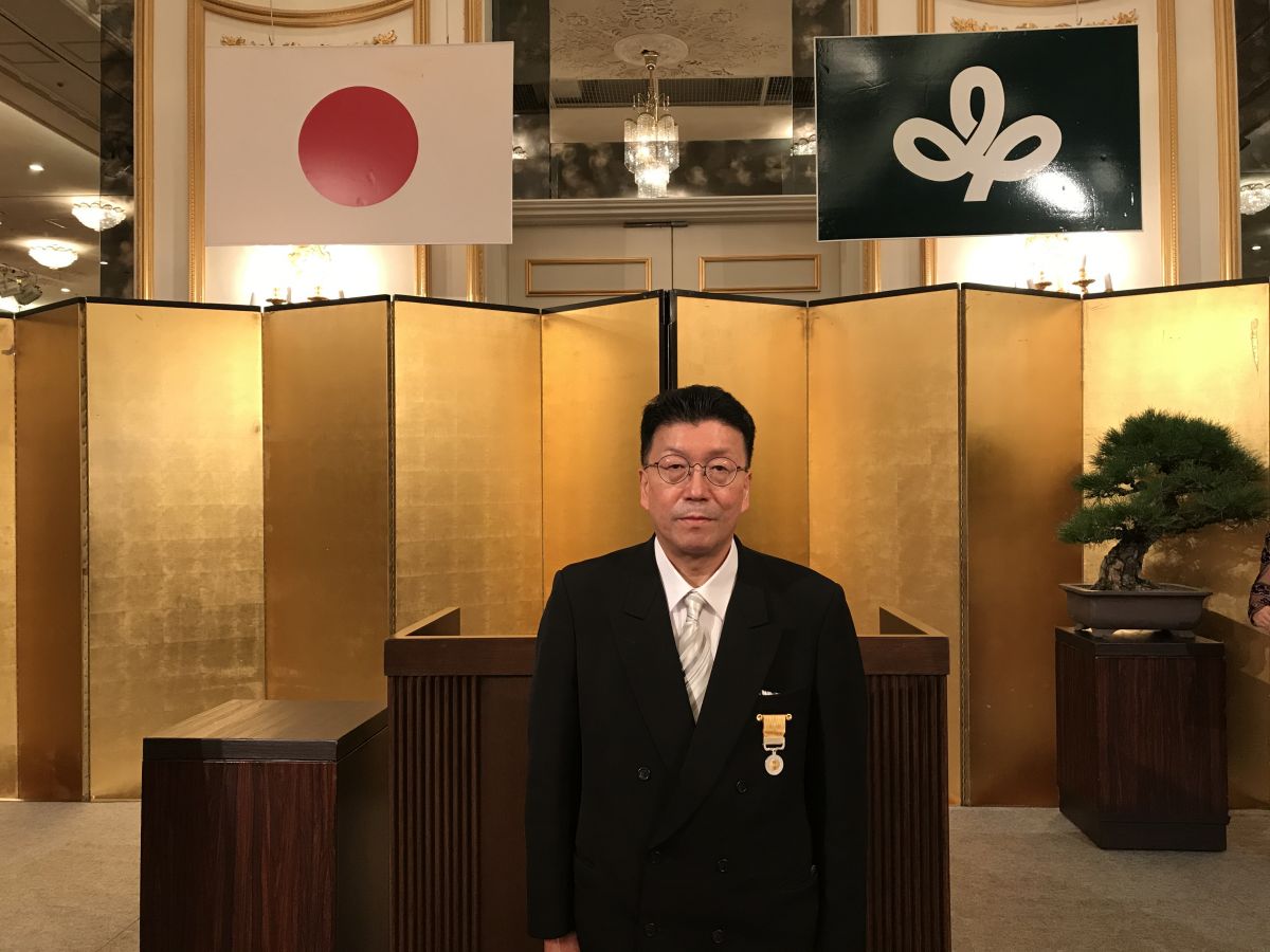 黄綬褒章を受ける安彦