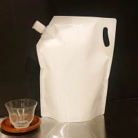 斜めスパウトパウチとヒンジキャップ