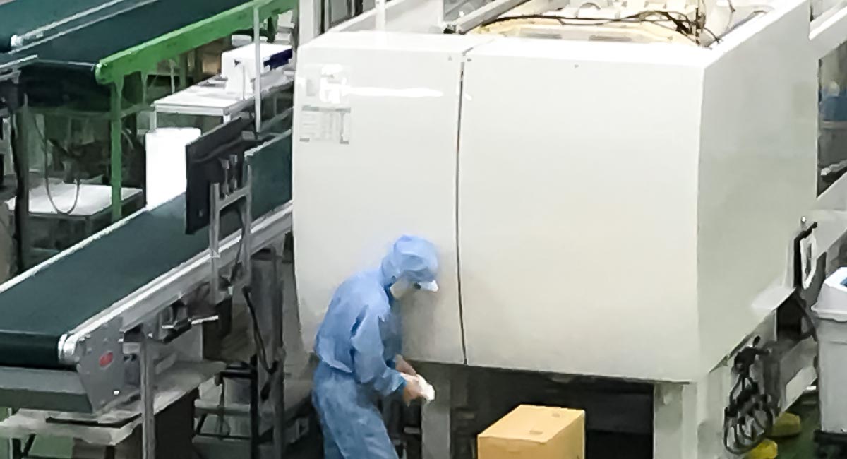 成形機を拭いている