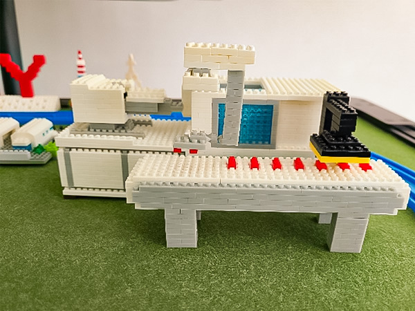 マイクロブロックの成形機とカメラ検査