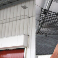 鳩対策としてネットを貼る